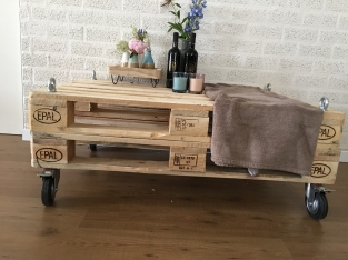 Schönes Basismodell Palettenholz-Industrietisch auf 4 Rollen mit Bremse
